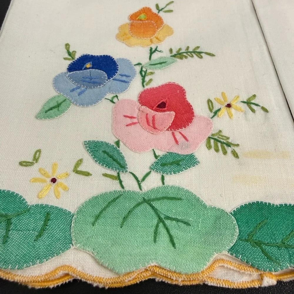 Vintage Towels Embroidered Appliqué Floral Cotton Set of 2